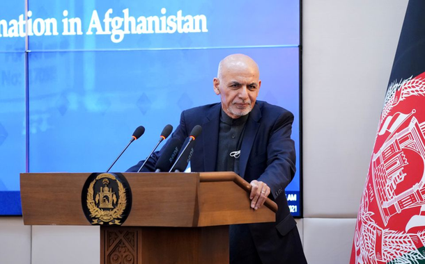 Ex-presidente afegão Ashraf Ghani fala durante uma cerimônia enquanto o país inicia a campanha de vacinação com as vacinas COVID-19 da AstraZeneca da Índia, no Palácio Presidencial Afegão em Cabul, Afeganistão, 23 de fevereiro de 2021