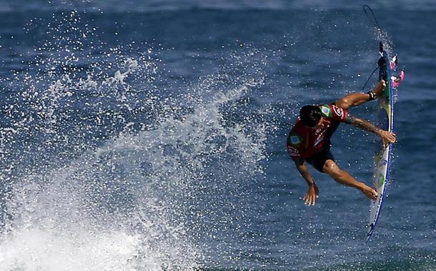 O surfista brasileiro Gabriel Medina compete na etapa brasileira da Liga Mundial de Surfe.