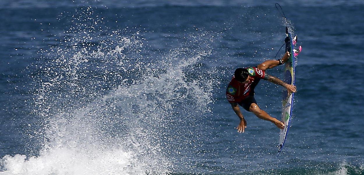 O surfista brasileiro Gabriel Medina compete na etapa brasileira da Liga Mundial de Surfe.