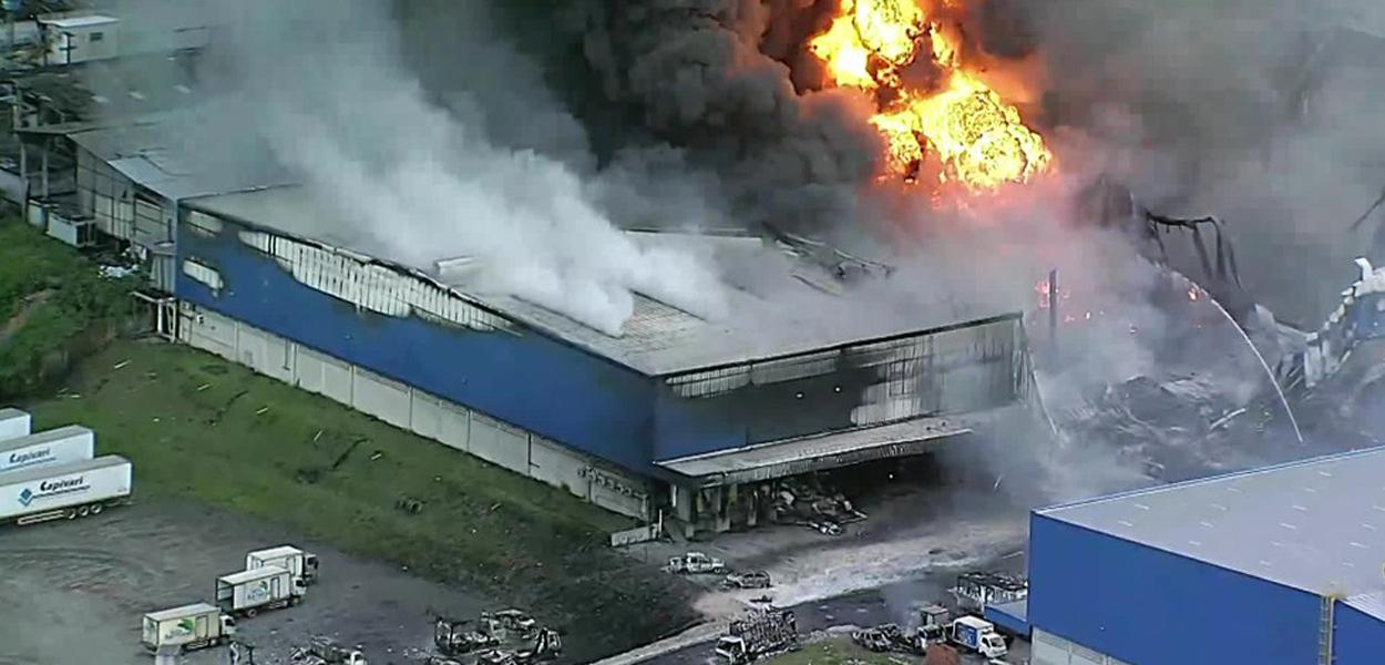 Incêndio atinge fábrica na Região Metropolitana do Recife