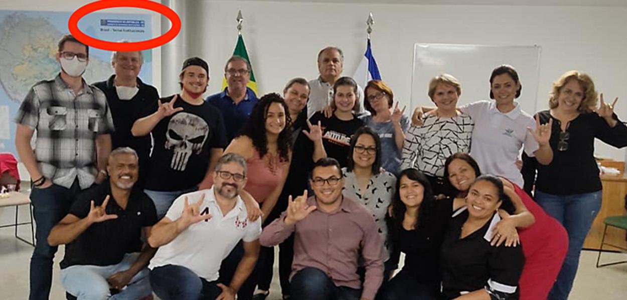 Cultos com a presença da primeira-dama feriram normas do Governo do Distrito Federal para eventos religiosos na pandemia. Circulado em vermelho, o registro de propriedade da Presidência da República no mapa fixado na parede