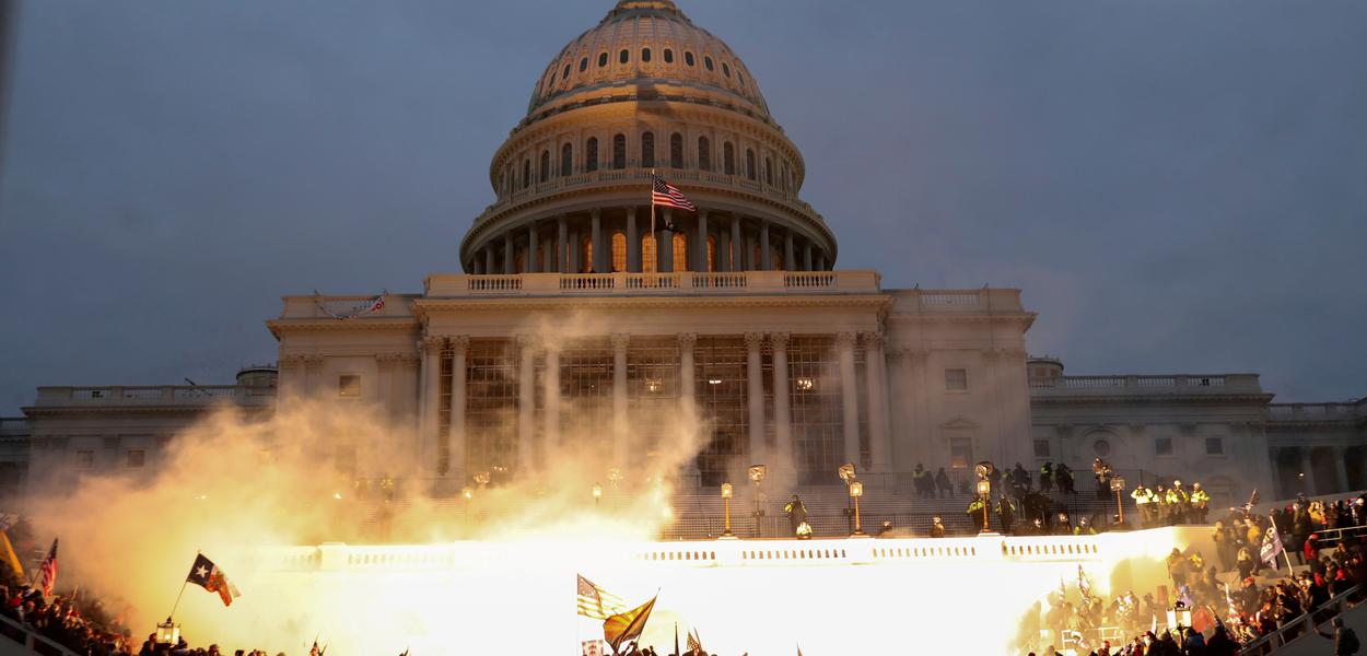 Manifestantes atacam prédio do Congresso dos Estados Unidos em Washington  06/01/2021