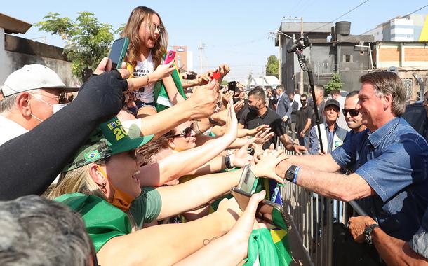 Bolsonaro conversa com apoiadores sem máscara