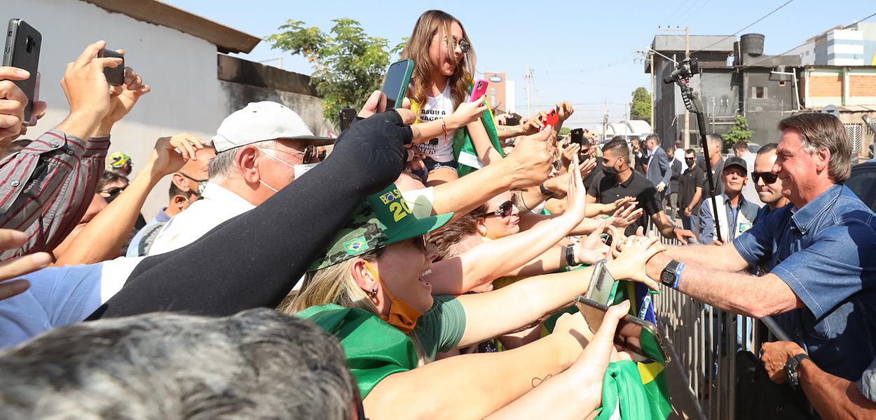 Bolsonaro conversa com apoiadores sem máscara