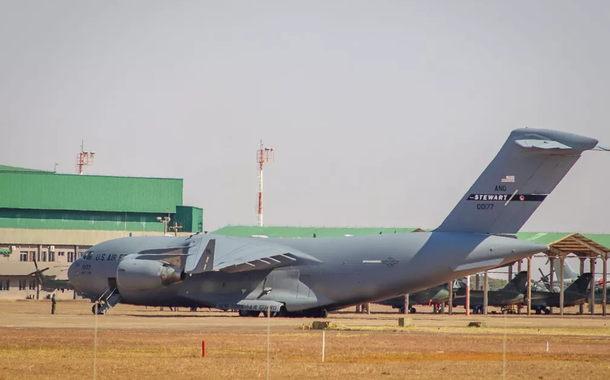 Avião da Força Aérea dos EUA aterrissa em Campo Grande (MS)