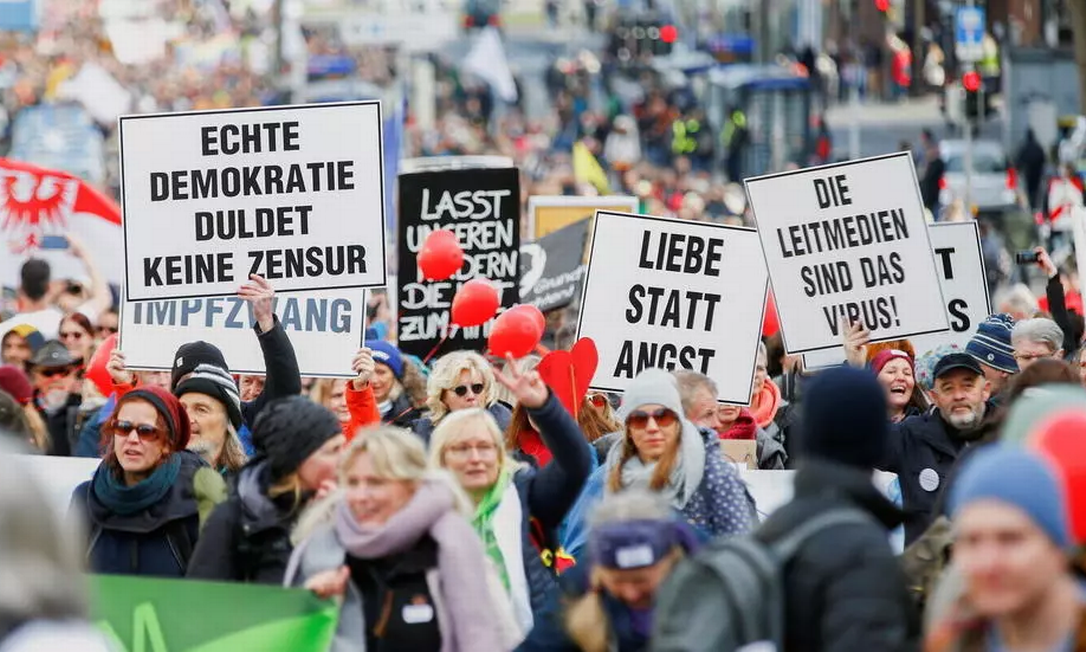 Marcha em Kassel, no centro da Alemanha, contra medidas sanitárias para barrar a Covid-19