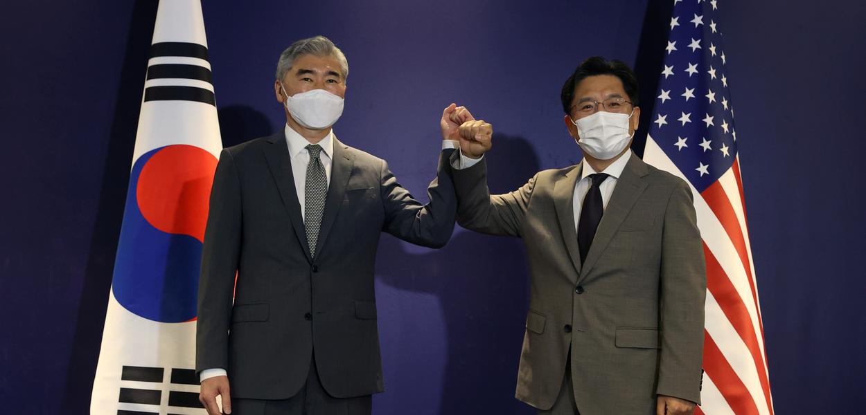 Enviado especial dos EUA para a Coreia do Norte, Sung Kim (lado esquerdo), com sua contraparte sul-coreana, Noh Kyu-duk (lado direito), durante reunião no Plaza Hotel, em Seul, Coreia do Sul
23/08/2021 Pool via REUTERS/Chung Sung-Jun