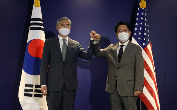Enviado especial dos EUA para a Coreia do Norte, Sung Kim (lado esquerdo), com sua contraparte sul-coreana, Noh Kyu-duk (lado direito), durante reunião no Plaza Hotel, em Seul, Coreia do Sul
23/08/2021 Pool via REUTERS/Chung Sung-Jun