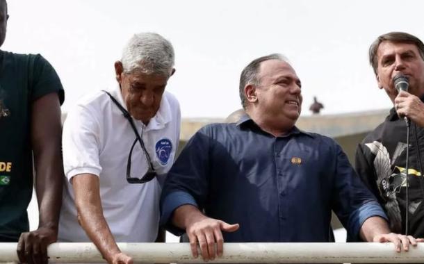 Jair Bolsonaro e o ex-ministro Eduardo Pazuello durante um ato político na cidade do Rio em 23 de maio