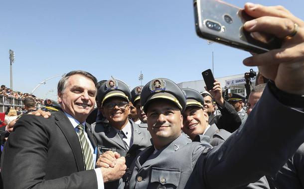 Bolsonaro e policiais militares