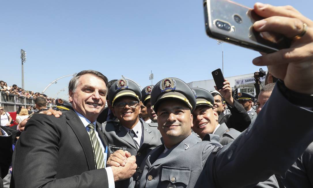 Bolsonaro e policiais militares