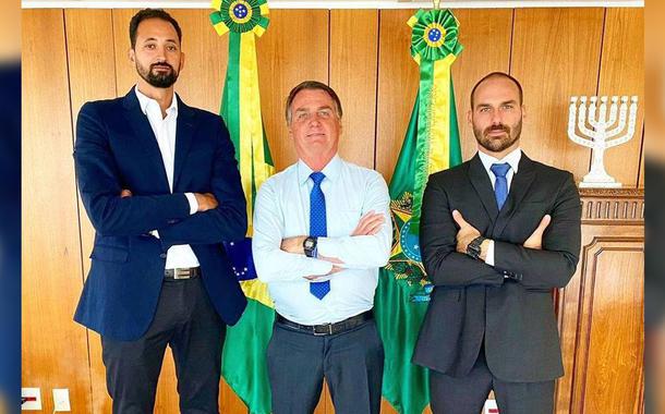 Central da seleção brasileira de vôlei, Mauricio Souza (esq.), posta foto com Jair Bolsonaro e Eduardo Bolsonaro