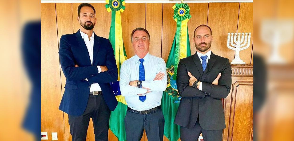 Central da seleção brasileira de vôlei, Mauricio Souza (esq.), posta foto com Jair Bolsonaro e Eduardo Bolsonaro