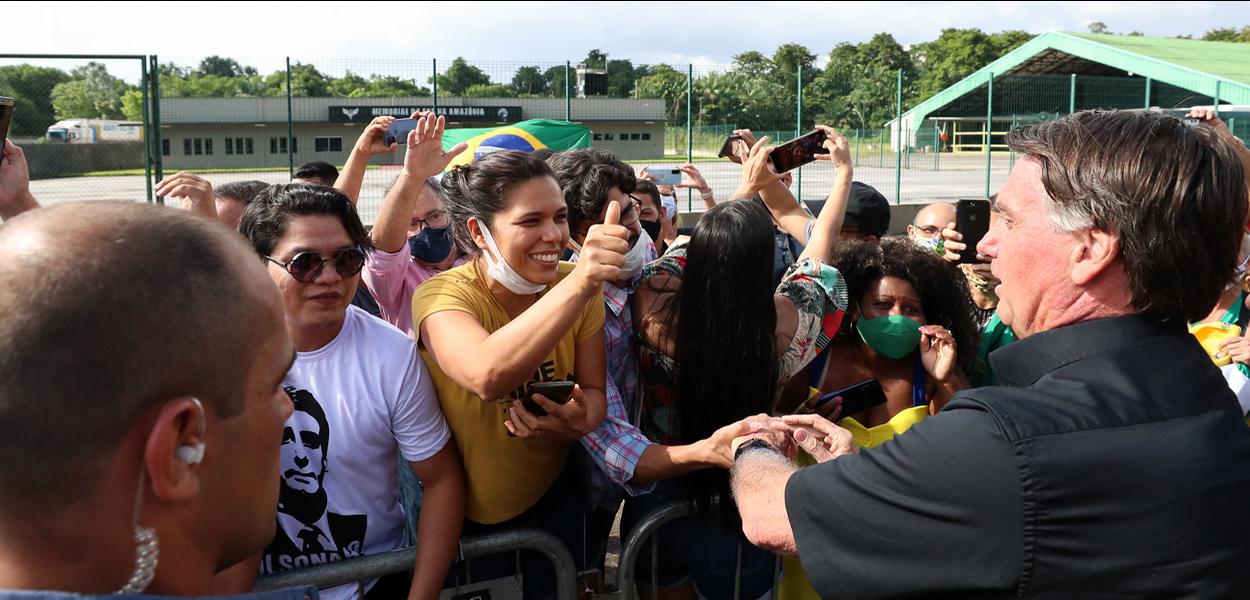 Bolsonaro no cercadinho com aliados