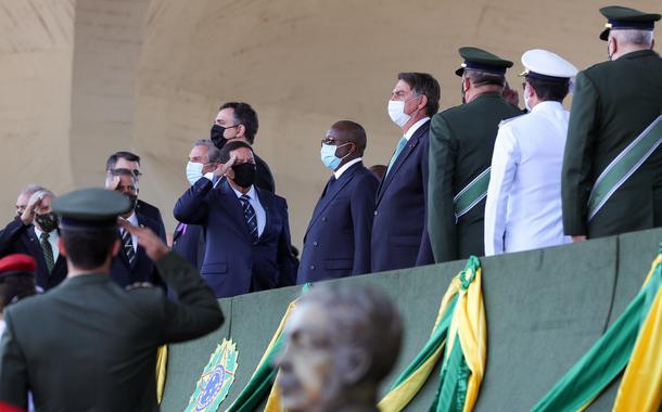 Jair Bolsonaro em cerimônia do Exército no Dia do Soldado