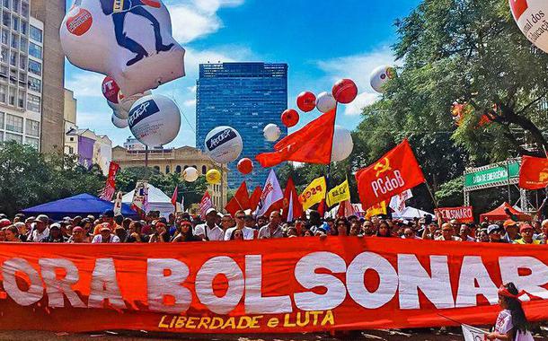 "FORA BOLSONARO" no Vale do Anhangabaú em São Paulo.