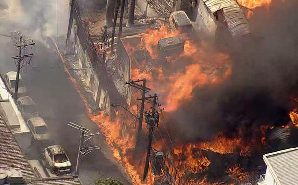 Incêndio em galpões em Barueri (SP)