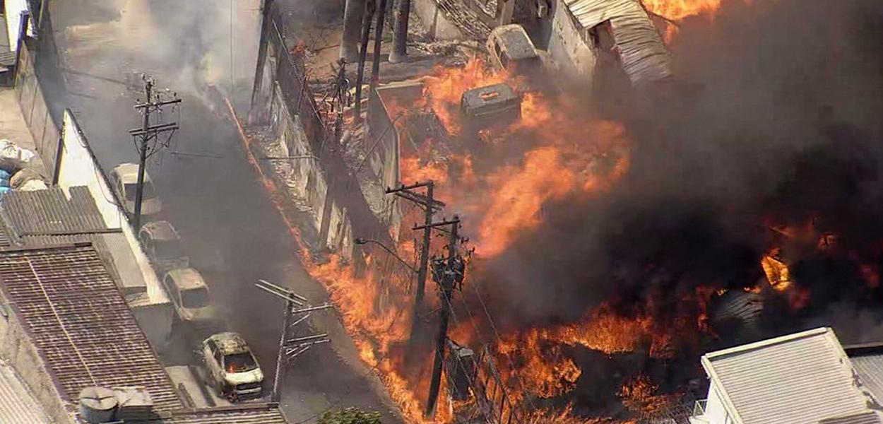 Incêndio em galpões em Barueri (SP)