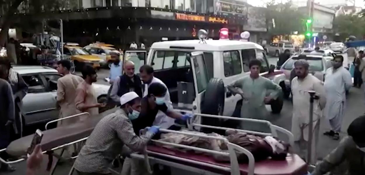 Feridos são levados a hospital após ataque no aeroporto de Cabul. 26/08/2021