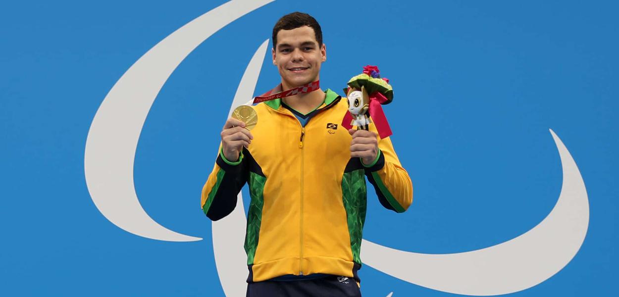 Gabriel Bandeira conquista a primeira medalha de ouro para o Brasil.