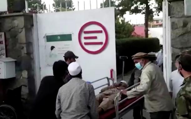 Pessoas feridas são levadas a hospital de Cabul após ataque a aeroporto