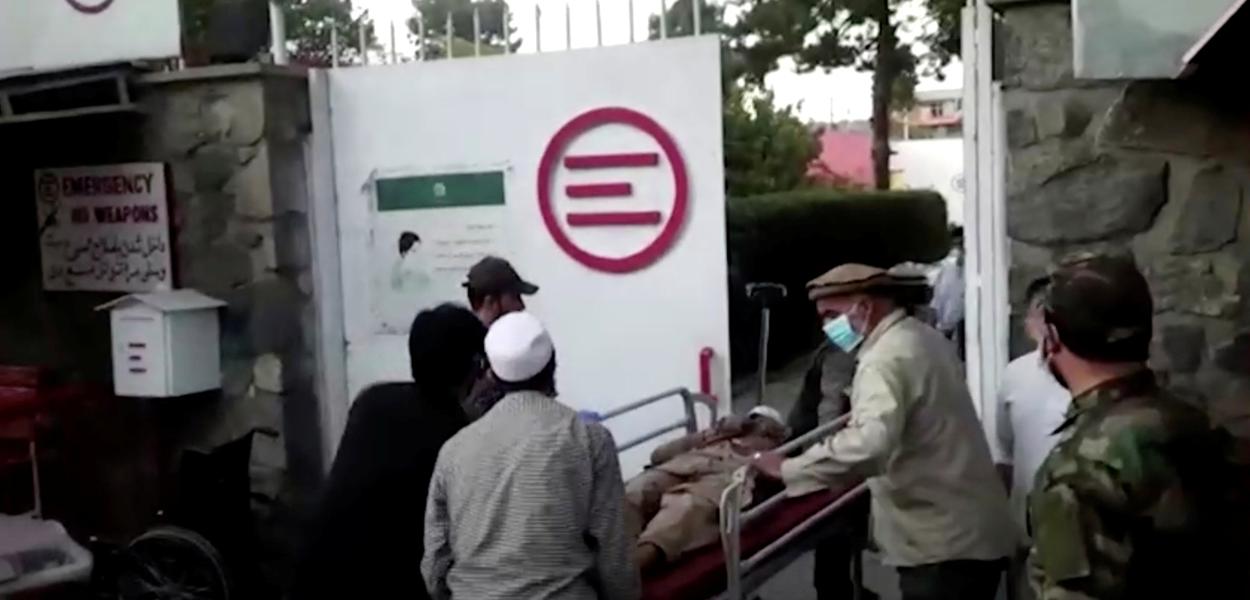 Pessoas feridas são levadas a hospital de Cabul após ataque a aeroporto