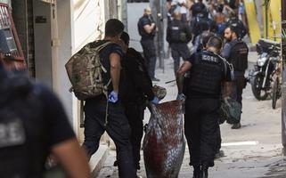 No sacolão, um dos mortos vai para o camburão