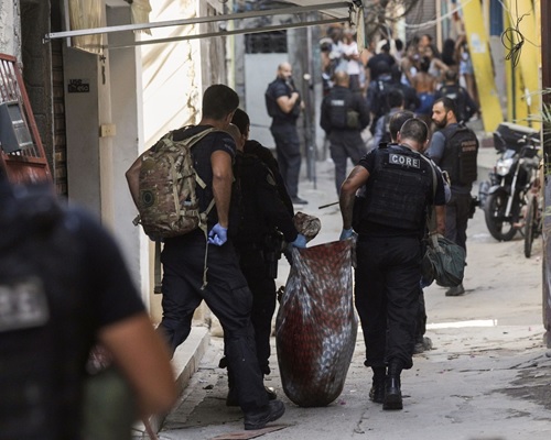 No sacolão, um dos mortos vai para o camburão