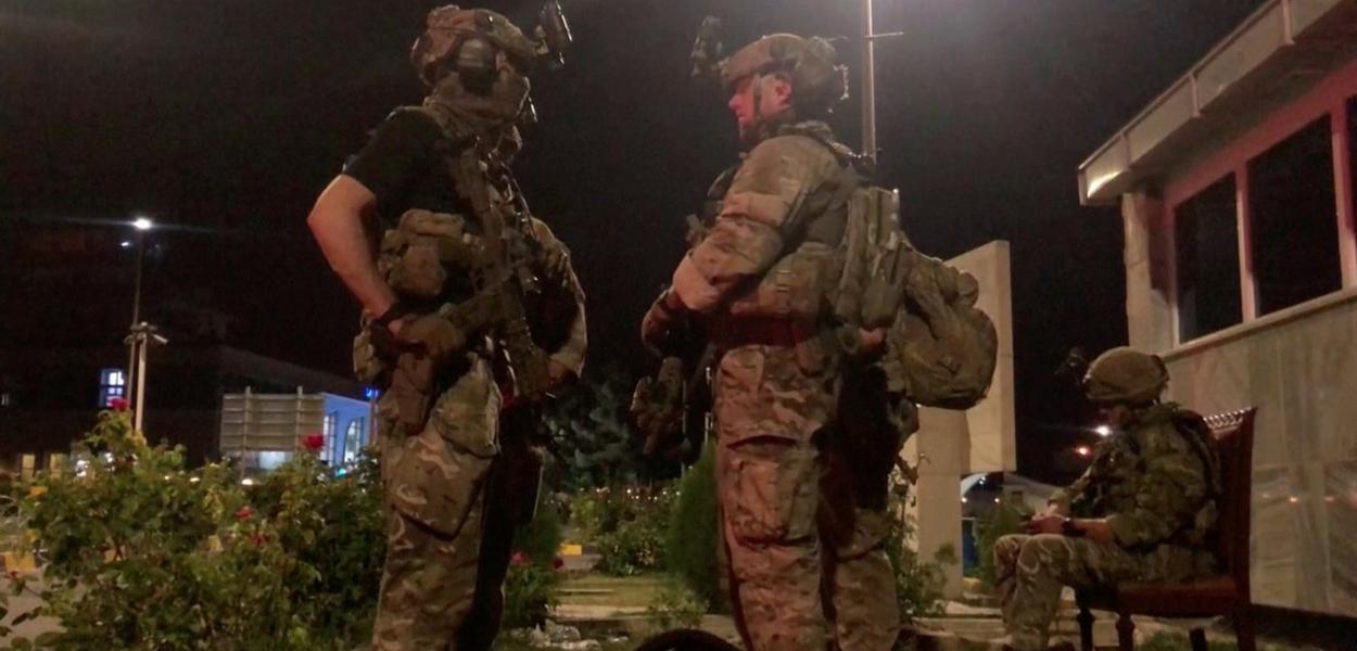 Tropas de guarda no aeroporto de Cabul