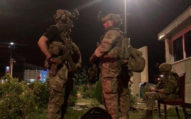 Tropas de guarda no aeroporto de Cabul