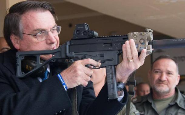 Jair Bolsonaro com fuzil