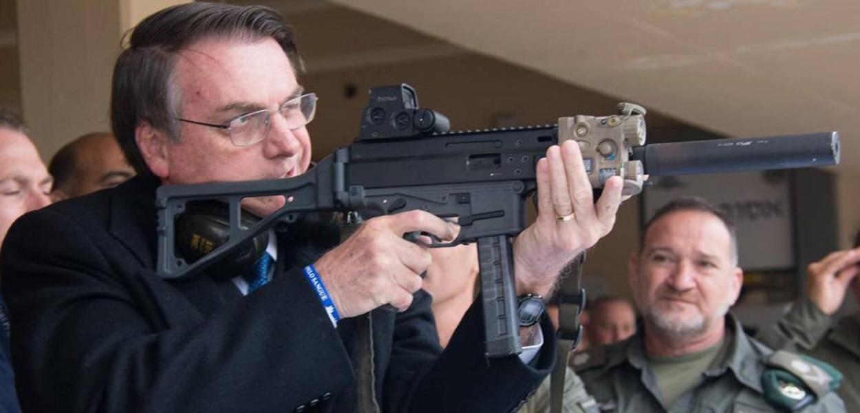 Jair Bolsonaro com fuzil