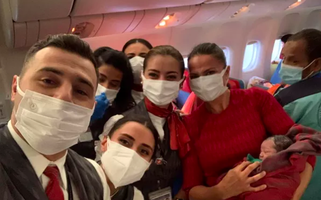 Tripulação ajudou no parto (divulgação Turkish Airline)