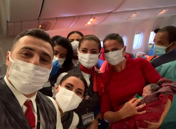 Tripulação ajudou no parto (divulgação Turkish Airline)