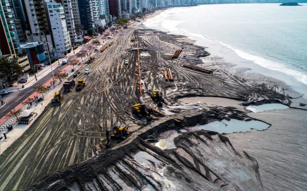 Balneário Camburiú alarga faixa de areia da praia