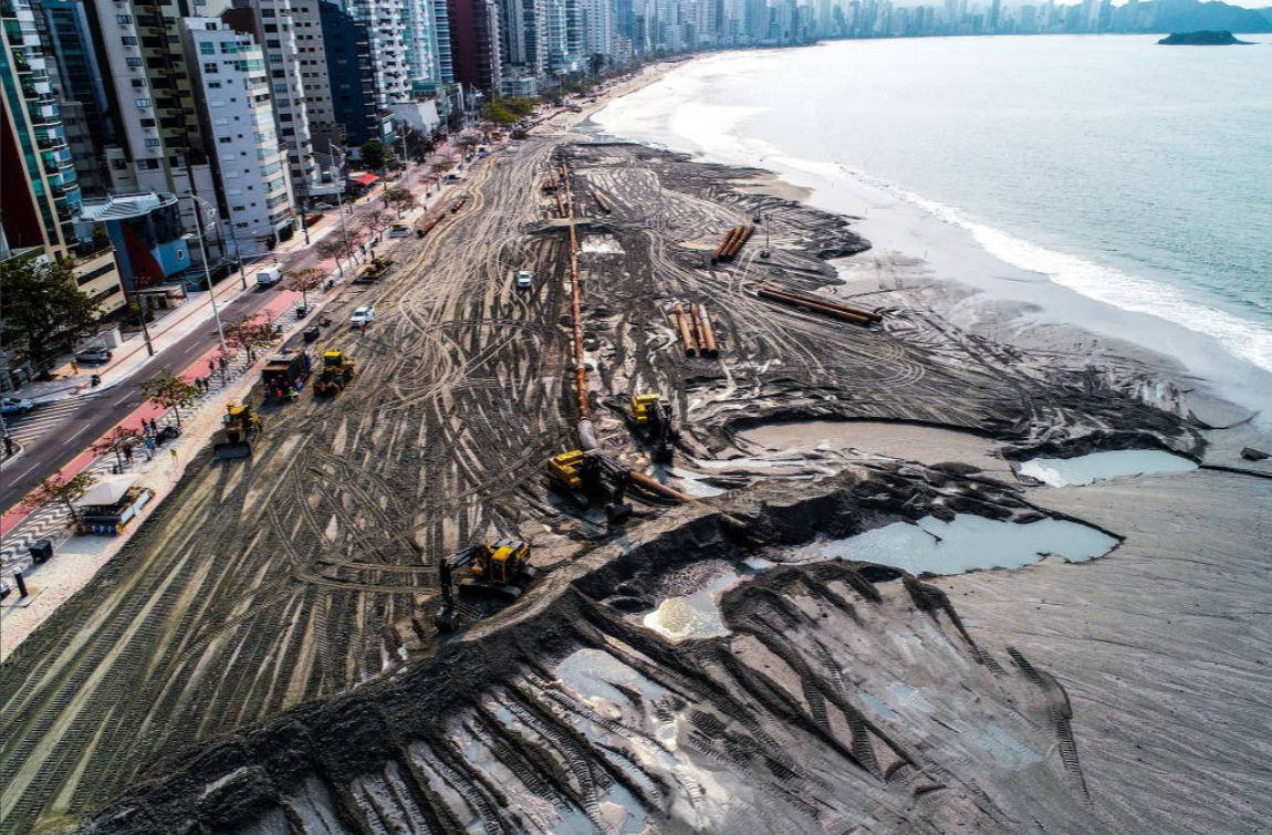 Balneário Camburiú alarga faixa de areia da praia