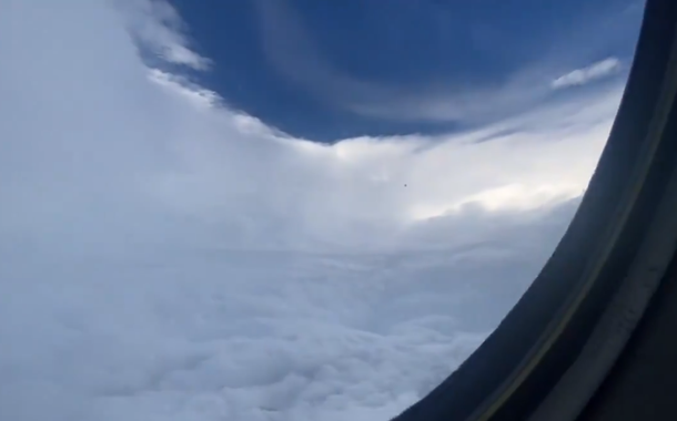Avião dentro do furacão Ida, nos EUA
