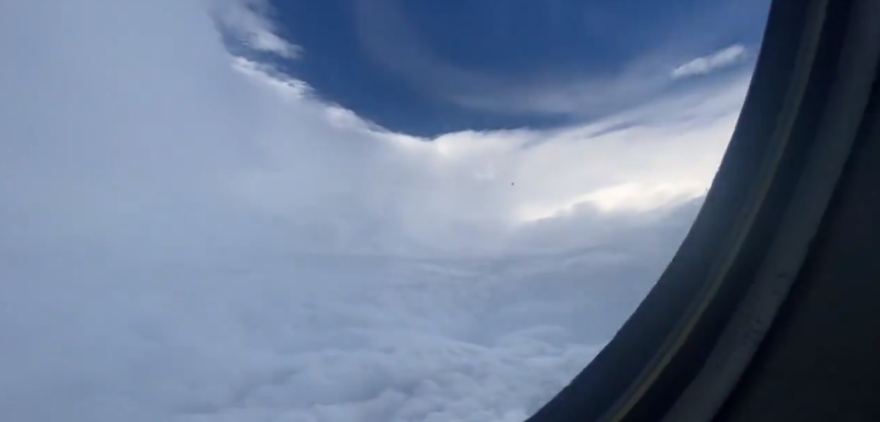 Avião dentro do furacão Ida, nos EUA