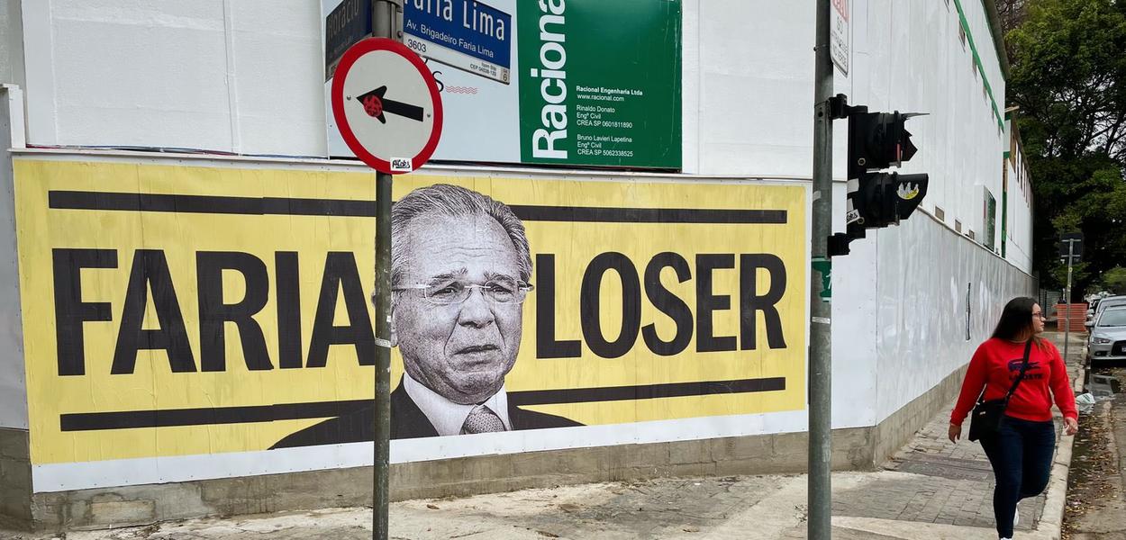 Cartaz na Faria Lima chama Paulo Guedes de 'Faria loser'