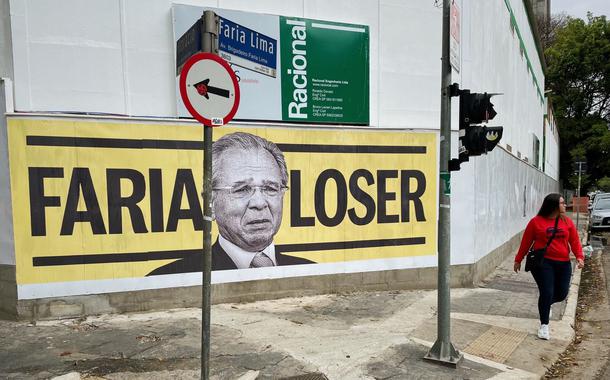Cartaz na Faria Lima chama Paulo Guedes de 'Faria loser'