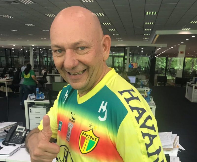 Luciano Hang, da Havan, com a camisa do Brusque