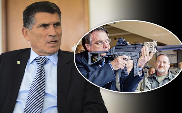 Carlos Alberto dos Santos Cruz e Jair Bolsonaro com fuzil