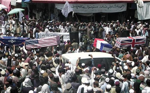 Caixões da Otan, EUA, França e Inglaterra carregados por uma multidão no Afeganistão