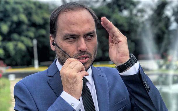 Carlos Bolsonaro curte ataque de Olavo a Mourão nas redes sociais