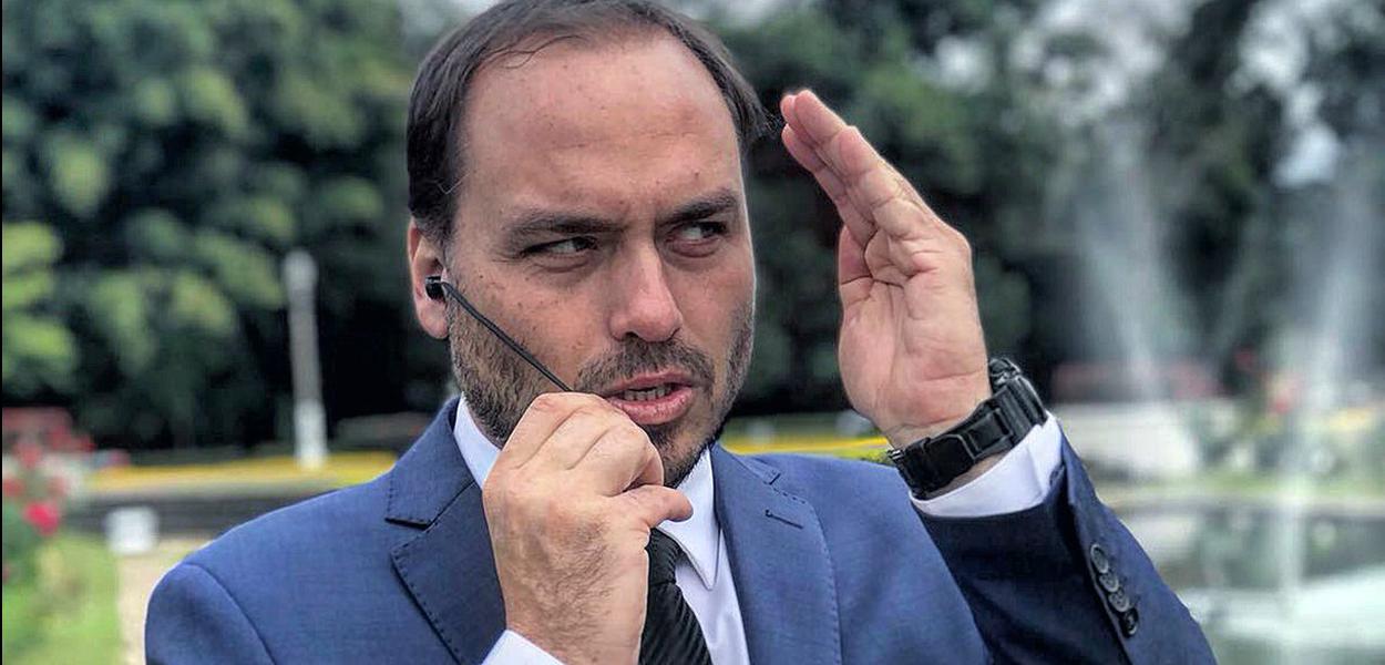 Carlos Bolsonaro curte ataque de Olavo a Mourão nas redes sociais