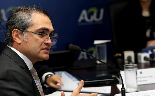 O diretor do Banco Central, Isaac Sidney Menezes Ferreira, e a advogada-geral da União, Grace Mendonça, durante coletiva na AGU