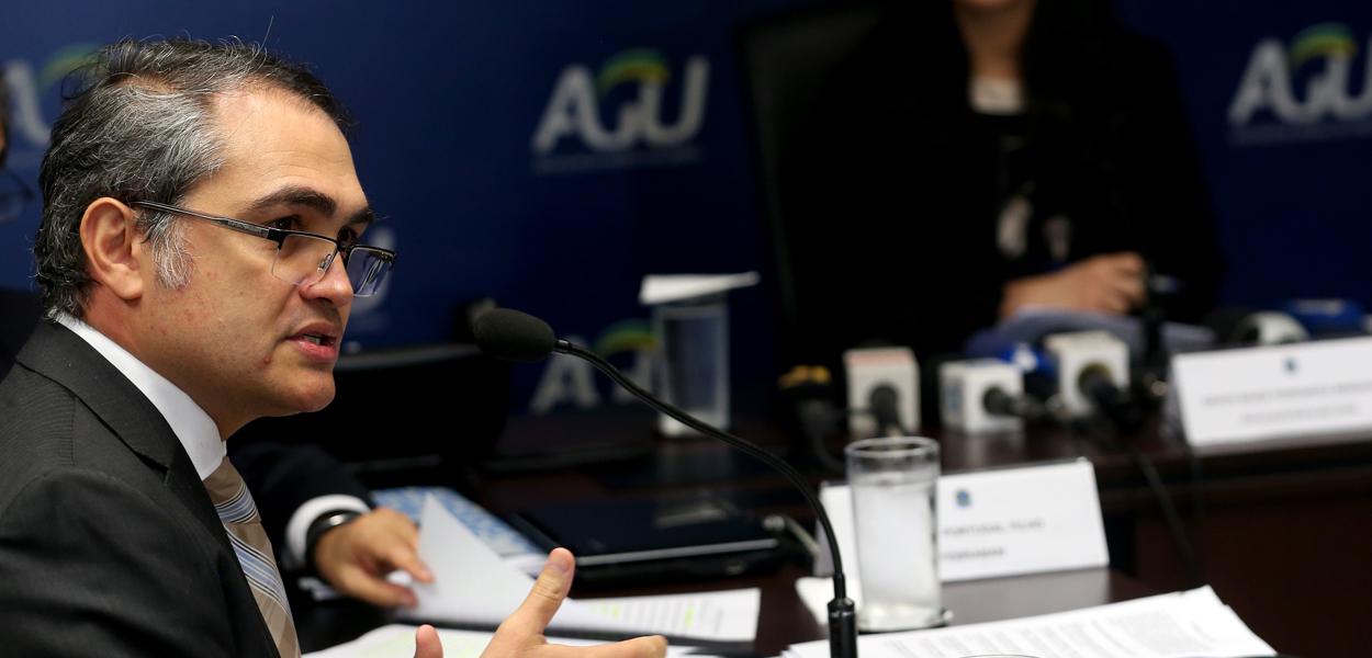 O diretor do Banco Central, Isaac Sidney Menezes Ferreira, e a advogada-geral da União, Grace Mendonça, durante coletiva na AGU