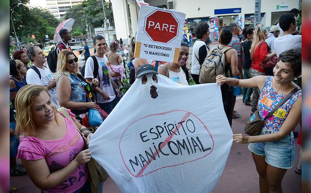 Profissionais da saúde, pacientes e familiares protestam contra a política de saúde mental no Dia Nacional da Luta Antimanicomial.