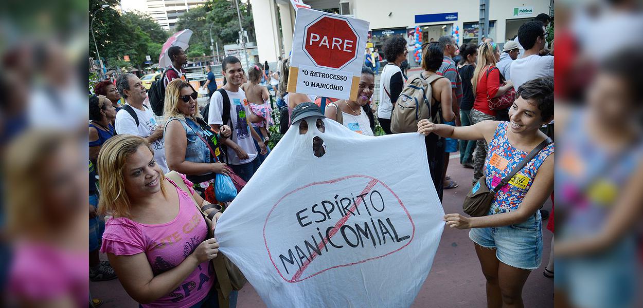 Profissionais da saúde, pacientes e familiares protestam contra a política de saúde mental no Dia Nacional da Luta Antimanicomial.