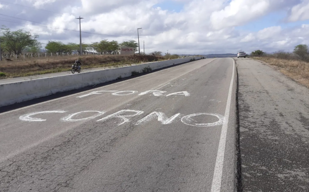 'Fora Corno' escrito no asfalto em Santa Cruz do Capiberibe para receber Bolsonaro